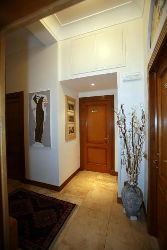 a hallway with a door and a vase at B&B Milu' in Crotone