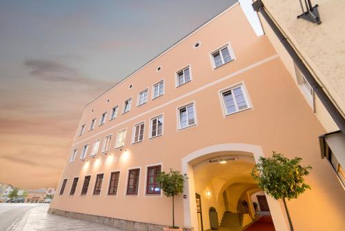 un gran edificio con un pasillo y árboles en él en Boardinghouse Pfarrkirchen en Pfarrkirchen