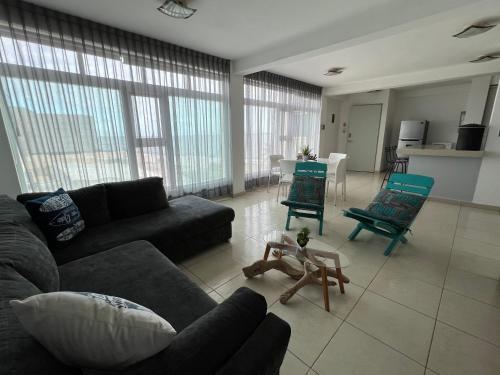 a living room with a couch and chairs at Depto Excelente ubicación Vista parcial Mar in Boca del Río