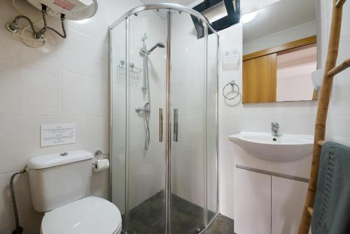 a bathroom with a shower and a toilet and a sink at Casa Vereda do Calhau - With barbecue in Campanário
