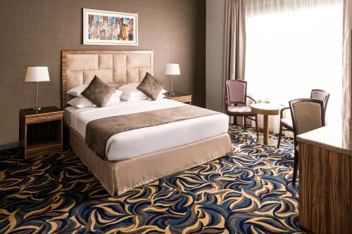 Llit o llits en una habitació de Emirates Plaza Hotel