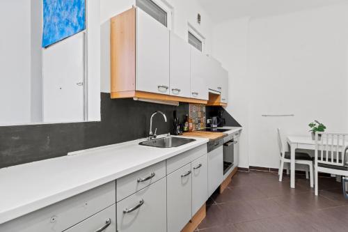 Huge 5BR Group Apartment - Sleeps 20 - Near U3