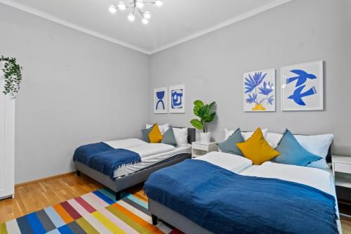 Huge 5BR Group Apartment - Sleeps 20 - Near U3