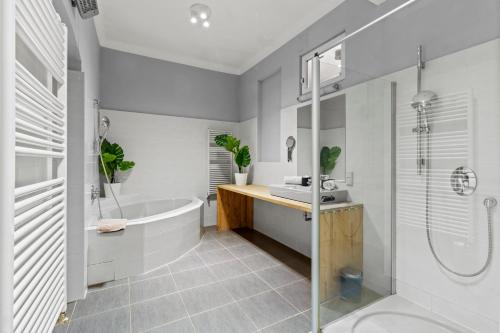 Huge 5BR Group Apartment - Sleeps 20 - Near U3