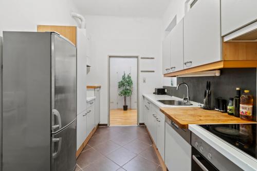 Huge 5BR Group Apartment - Sleeps 20 - Near U3