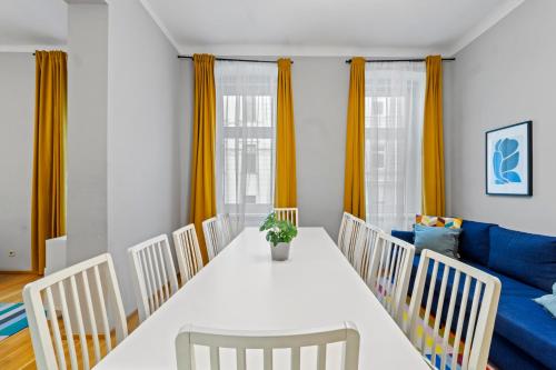 Huge 5BR Group Apartment - Sleeps 20 - Near U3
