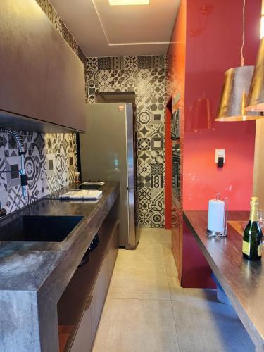 a kitchen with a sink and a refrigerator at Studio Completo a 2min da Praia e Beach Park in Aquiraz