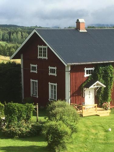 a red house with a gambrel roof at Torpgården in Torsby