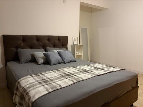 a bedroom with a large bed with pillows at Loft completo, garagem, piscina aquecida, jacuzzi in Porto Alegre