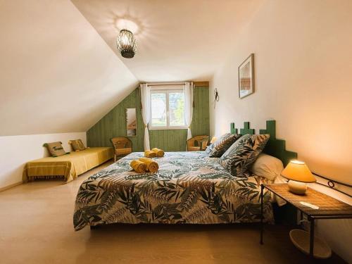 una camera da letto con un letto su cui è appoggiato un orsacchiotto di Lo Saunei a Laruns