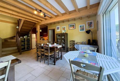 una cucina e una sala da pranzo con tavolo e sedie di Lo Saunei a Laruns