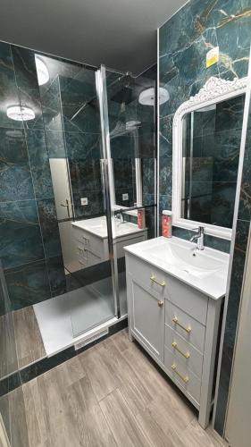 a bathroom with two sinks and a shower at Maison a côté de Disney in Chessy
