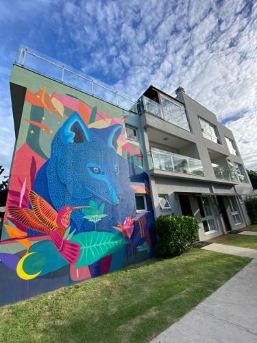 a building with a mural on the side of it at Morada do Estaleiro in Balneário Camboriú
