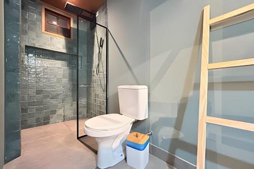 a bathroom with a toilet and a glass shower at Casa Brisa do Vale - Ar condicionado nos 2/4 .. in Lençóis