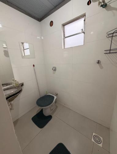 a bathroom with a toilet and a sink at Flat 02 - Ar condicionado ao lado do Camaru, próximo ao UMC e shopping in Uberlândia
