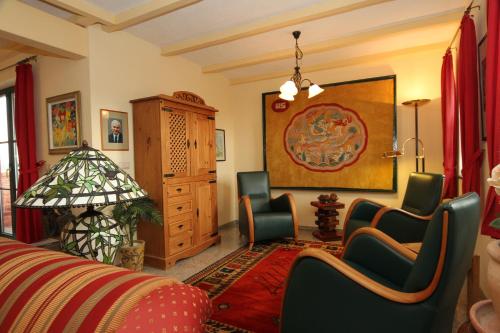 een woonkamer met 3 stoelen en een tafel bij Ferienwohnanlage Alte Molkerei in Rankwitz