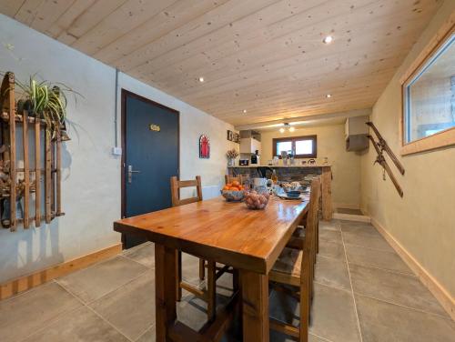 una cucina con un tavolo di legno in una stanza di Au pré des saisons a Les Avanchers
