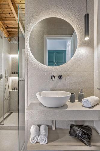 un baño con un lavabo blanco y un espejo en Villa Eftichia Hotel Apartments & Studios, en Kontokali