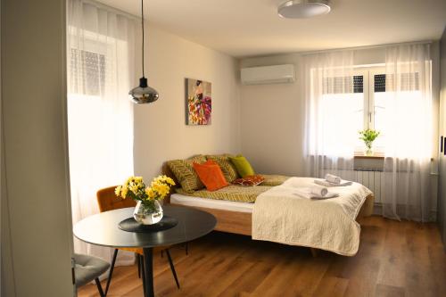 Ahat apartment- Modern stay near center & free parking