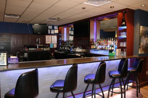 a bar with blue stools in a restaurant at Country Inn & Suites by Radisson, Lincoln North Hotel and Conference Center, NE in Lincoln