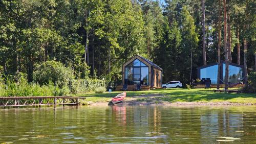 Mazury Resort-nowoczesna stodoła 10 m od jeziora,prywatna plaża, wifi