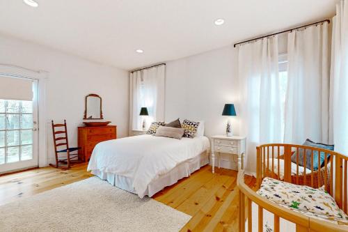 ein weißes Schlafzimmer mit einem Bett und einem Fenster in der Unterkunft Close to Copake Lake! 4-Season Escape w/ Sauna in Copake
