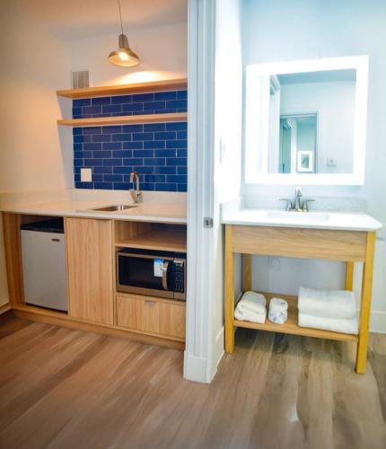 a kitchen with a sink and a counter at Hotel Monreale Express & Studios IDrive District in Orlando