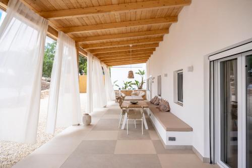 a living room with a wooden ceiling and a table at Casa Ubedas in Almería