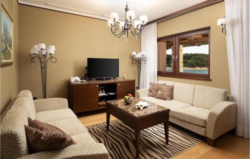 Gorgeous Home In Fazana With Wifi