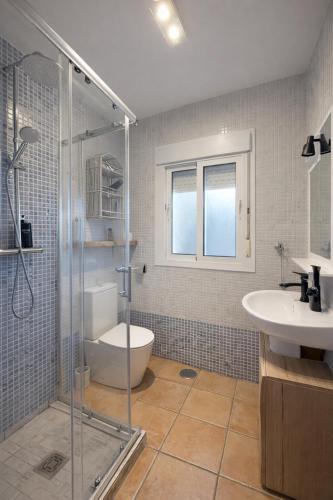 a bathroom with a shower and a toilet and a sink at Finca Feliciano in Novo Sancti Petri