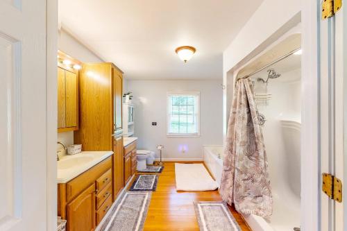 a bathroom with a sink and a tub and a toilet at Danielsville Home on Sprawling Acreage w/ Views! in Commerce