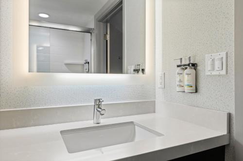 a bathroom with a white sink and a mirror at Holiday Inn Express - Sunnyvale - Silicon Valley by IHG in Sunnyvale