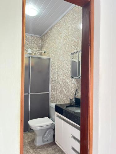 a bathroom with a toilet and a sink at Raízes do Cerrado in Cavalcante