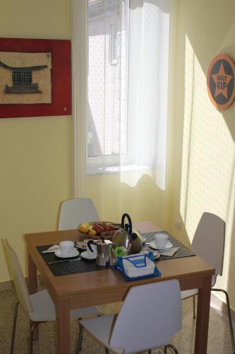 a dining room table with a bowl of fruit on it at Seawall Holiday Home in Salerno