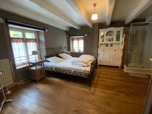 ein Schlafzimmer mit einem Bett in einem Zimmer in der Unterkunft L'Ardoise in Bertrix