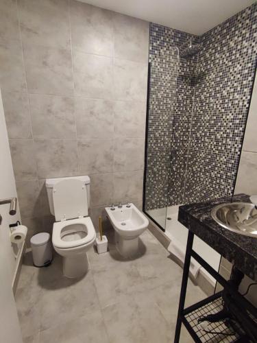 a bathroom with a toilet and a shower and a sink at Departamento - Salta Capital ae - Edificio Usina in Salta