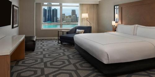 una habitación de hotel con una cama y una silla en Caesars Windsor, A Caesars Destination, en Windsor