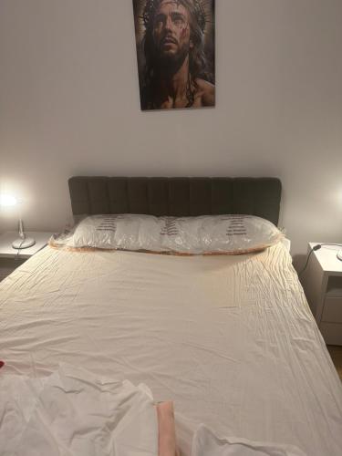 a person laying on a bed in a bedroom at Kay Borsa in Alba Iulia