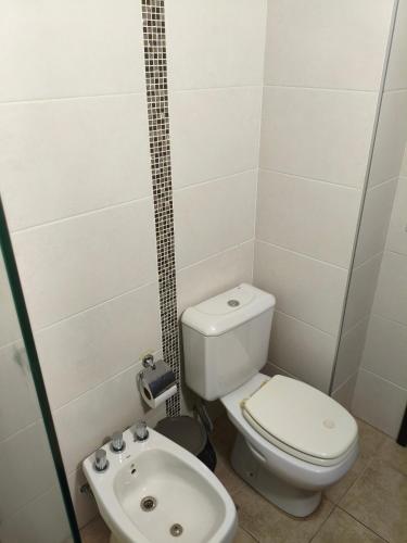 a bathroom with a toilet and a sink at Alojamiento Premium en Pichincha in Laprida