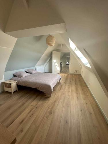 Maisoncp27 في Ponts-et-Marais: غرفة نوم بسرير كبير في العلية