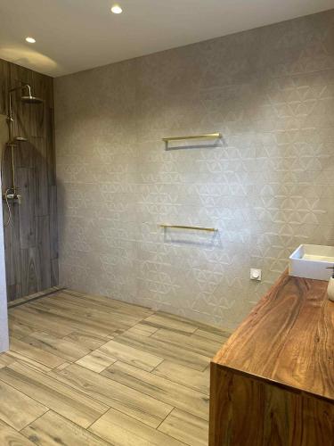 Maisoncp27 في Ponts-et-Marais: حمام مزود بحوض غسيل وسطح عمل