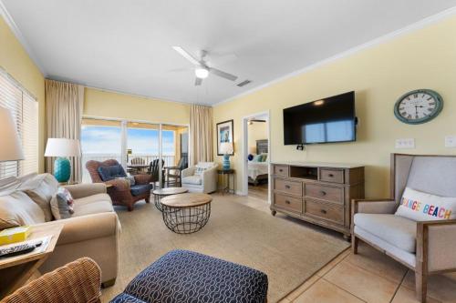 a living room with a couch and a tv at Marlin Key 4G by Youngs Suncoast in Orange Beach