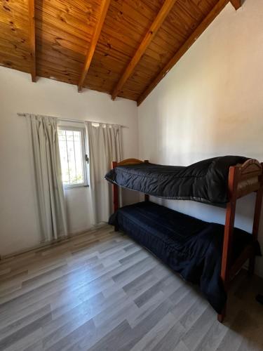 a room with two bunk beds and a window at El descanso in Ramallo