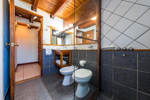 a bathroom with two toilets and a shower at Mirando al Sur in San Carlos de Bariloche