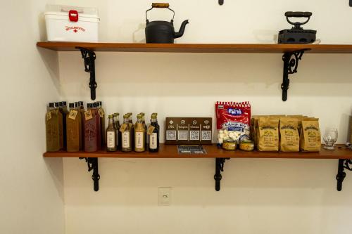 a shelf on a wall with bottles and food at Pousada Morada do Paraíso in Torrinha