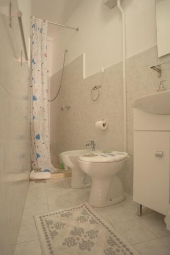 a bathroom with a toilet and a sink and a shower at Monolocale City Station in Brindisi