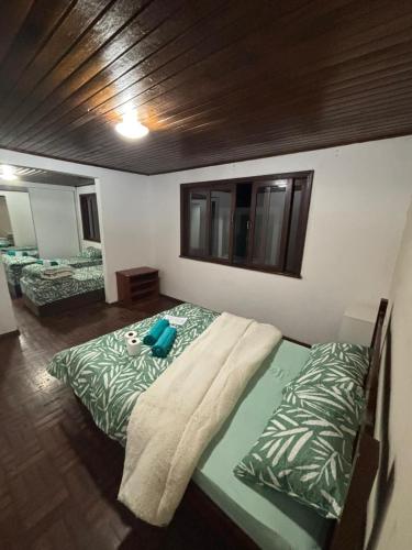 a bedroom with a bed in a room at Pousada Por do Sol in Teresópolis