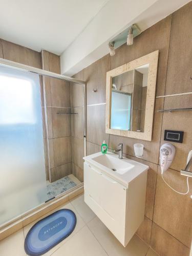 a bathroom with a sink and a shower at Brisa Austral Comodoro in Comodoro Rivadavia
