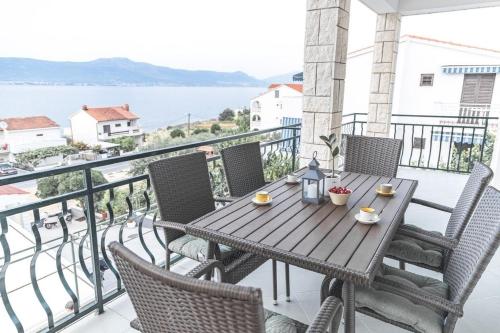 Apartments by the sea Slatine, Ciovo - 9433