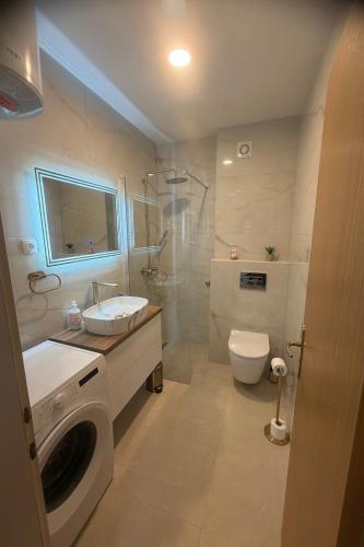 Apartments with parking space Makarska - 18170